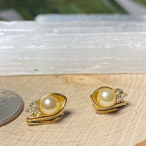 VTG| Gold-tone Faux Pearl Studs 💛✨